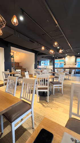 Opinii despre Two Hands Restaurant în Luzern - Gastronomie und Hotellerie