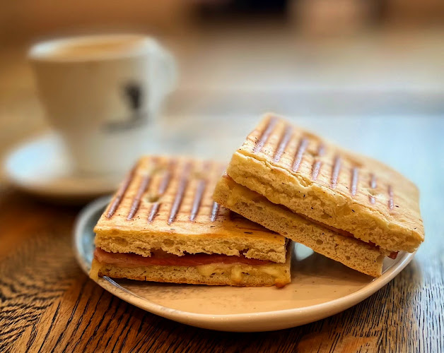 Opinii despre Confiserie - Tea-room La Tour în Courrendlin - Gastronomie und Hotellerie