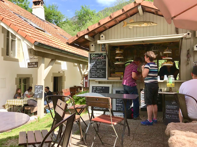 Buvette Rive-Gauche et appartement de vacances à Champ-du-Moulin