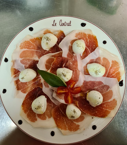 Opinii despre Café - Restaurant Le Central în Nax - Gastronomie und Hotellerie