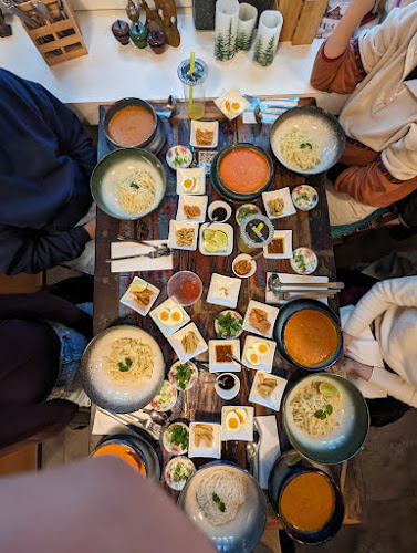 Comentarii opinii despre Mandalay Thu ( မန္တလေးသူ ) ( Haung Asian)