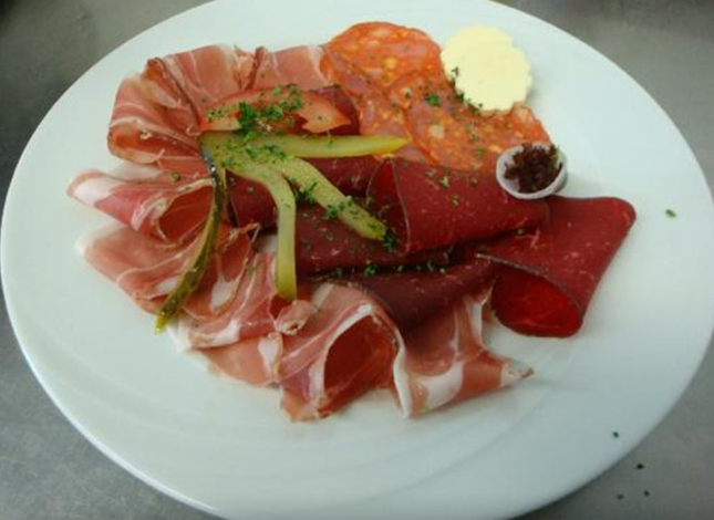 Opinii despre Burg-Strahlegg GmbH în Weesen - Gastronomie und Hotellerie