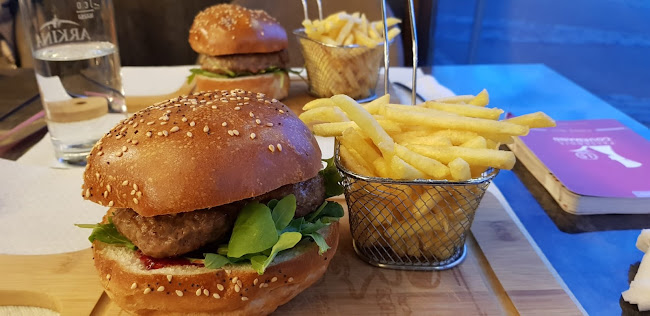 Restaurant Delifrance, Mme Petrus Camelia