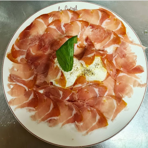 Opinii despre Café - Restaurant Le Central în Nax - Gastronomie und Hotellerie