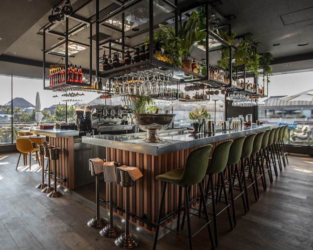 LEO Restaurant & Bar