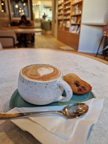Madeleine - Café, Livres & Co - Gastronomie und Hotellerie