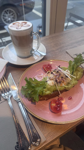 Opinii despre Two Hands Restaurant în Luzern - Gastronomie und Hotellerie