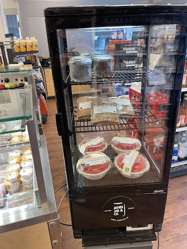 Comentarii opinii despre James Jar & Co.