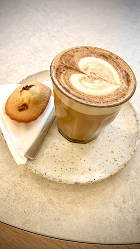 Comentarii opinii despre Madeleine - Café, Livres & Co