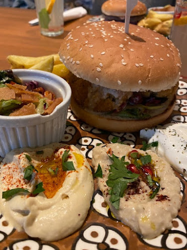 Moudi Bar & Restaurant - Gastronomie und Hotellerie