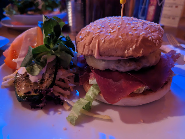 Opinii despre Mountain`s Akt Diner & Bar & Biergarten în Davos - Gastronomie und Hotellerie